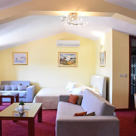 לינה וארוחת בוקר Riva 4*