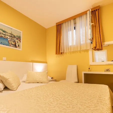 Riva לינה וארוחת בוקר